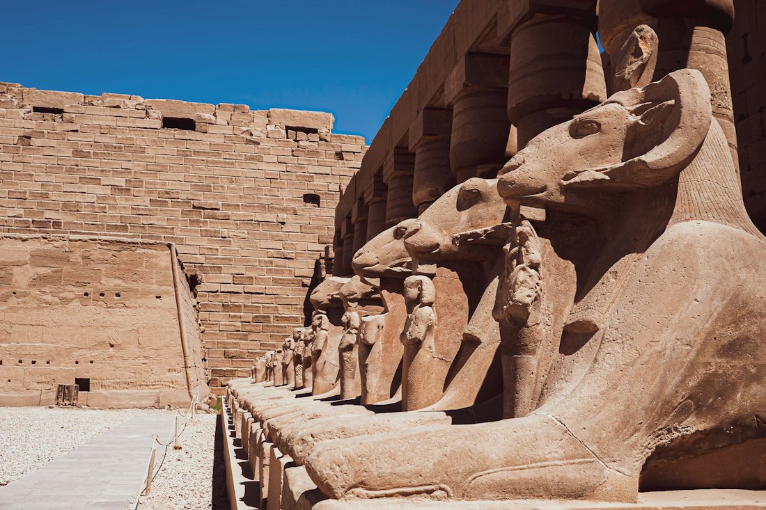 Avenida de esfinges del templo de Karnak, en Egipto
