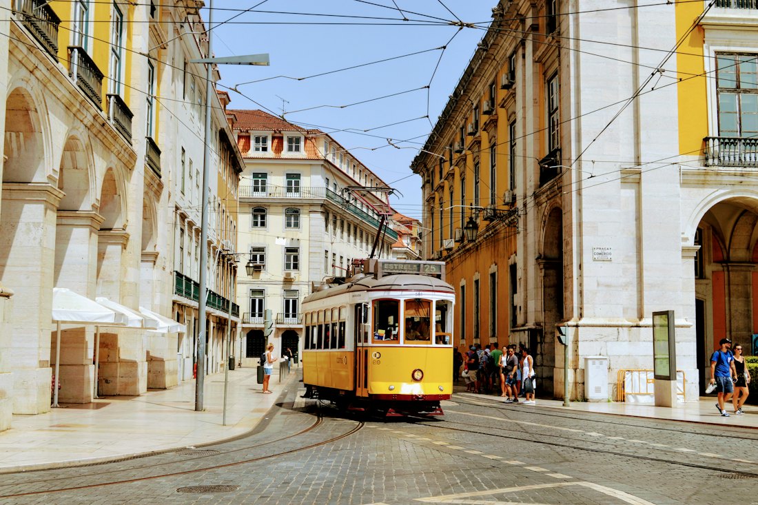 Tranvía amarillo en una calle de Lisboa