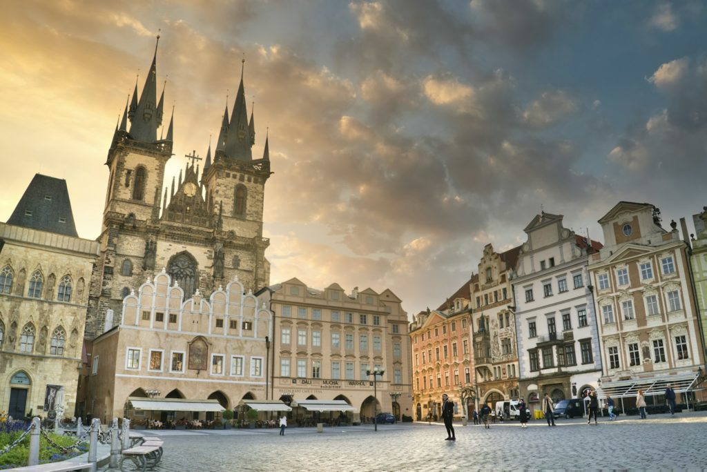 Gente paseando por el centro histórico de Praga