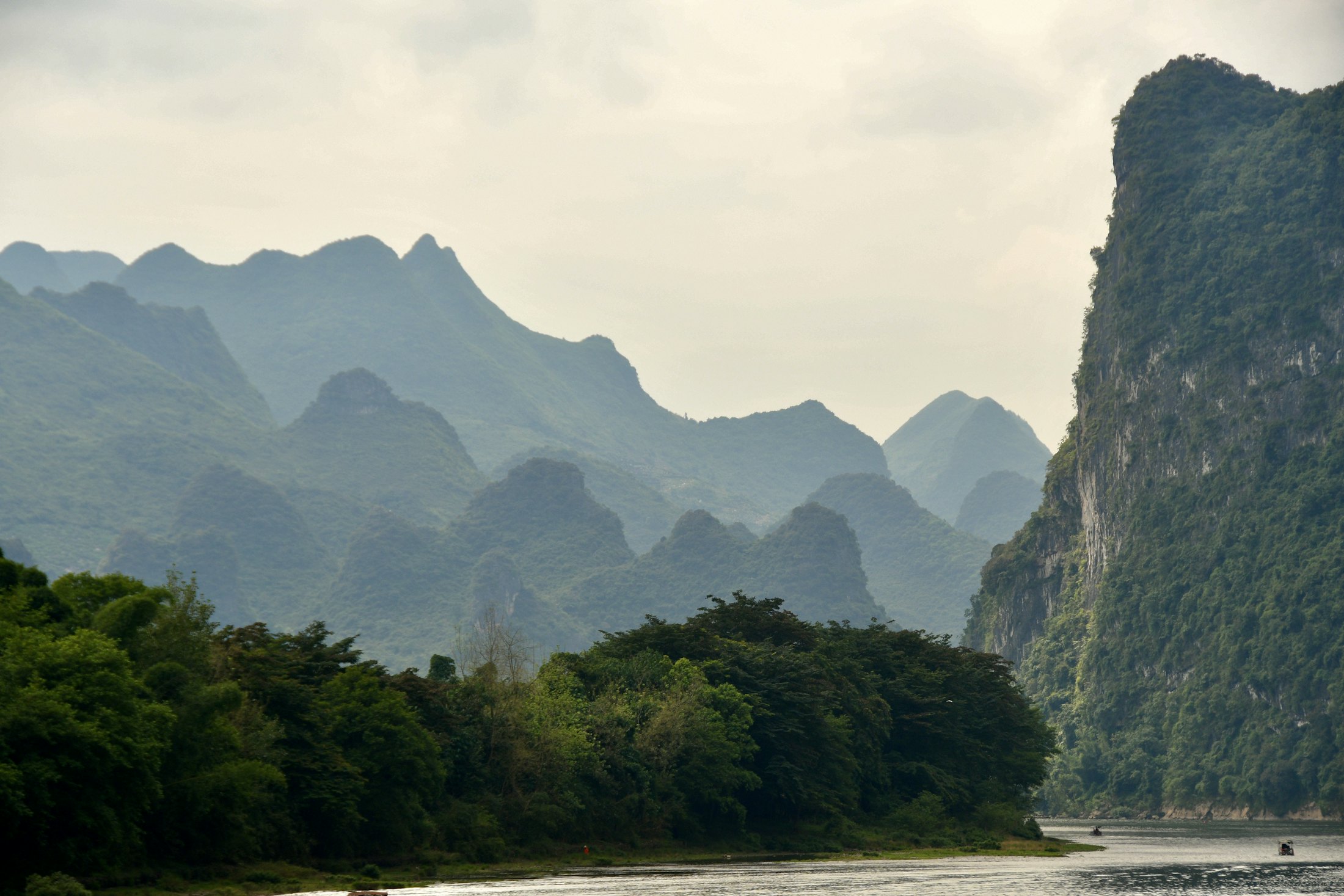 Paisaje kárstico junto al río Li, en Guilin (China)