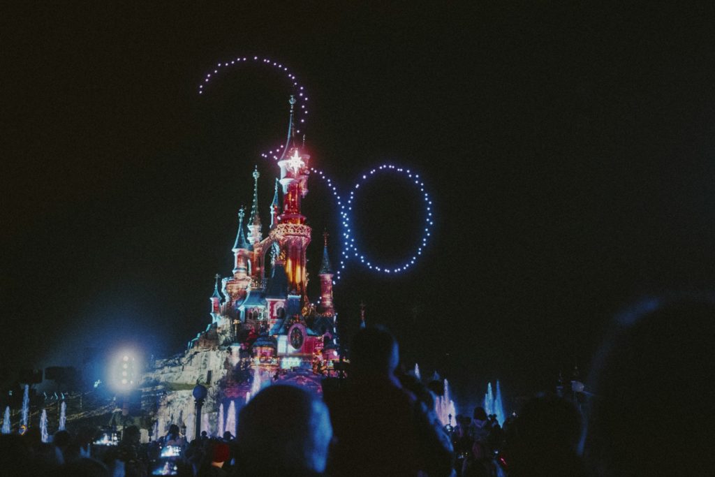 Público viendo un desfile en Disneyland París