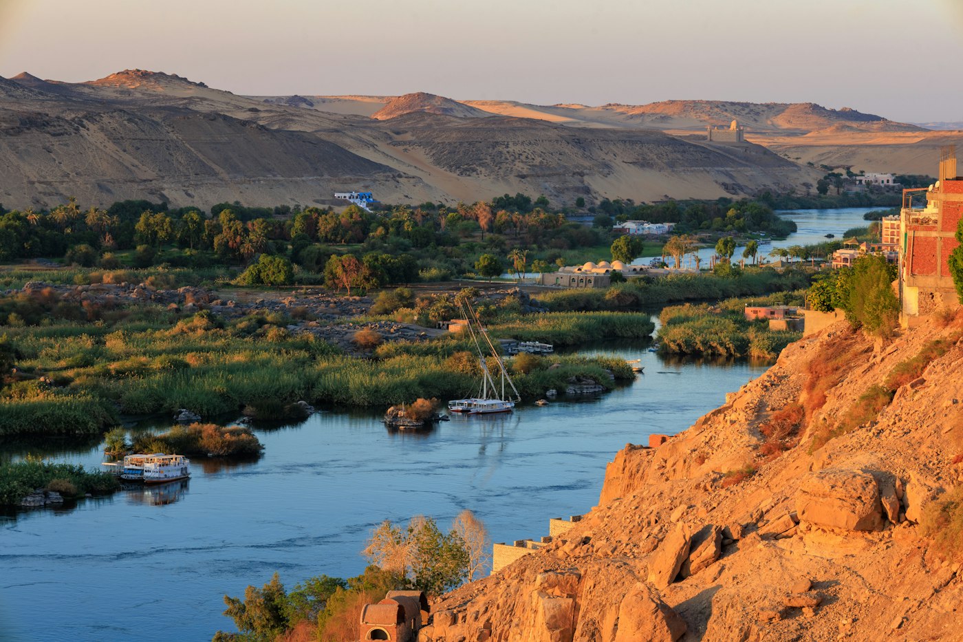 Vista del río Nilo entre montañas y campos