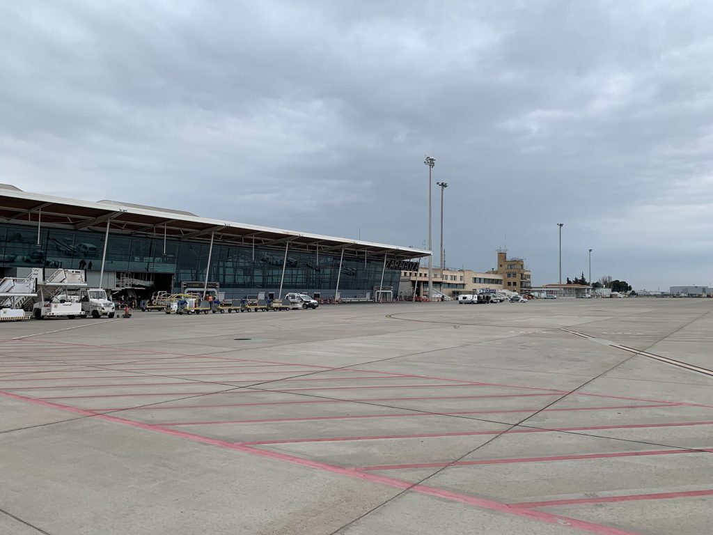Pasajeros embarcando en un avión en el aeropuerto de Zaragoza