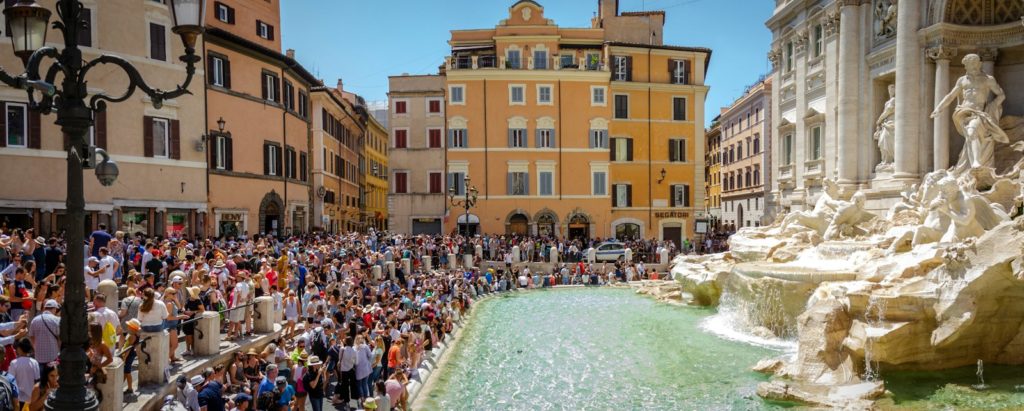 Turistas frente a la Fontana di Trevi en Roma