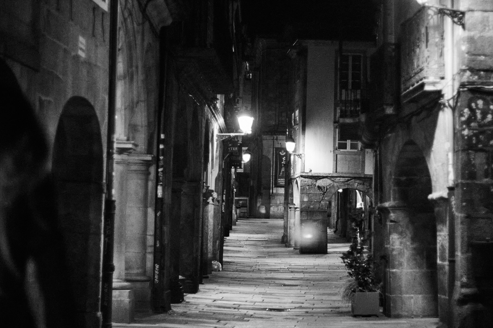 Calle del casco histórico de Santiago de Compostela de noche