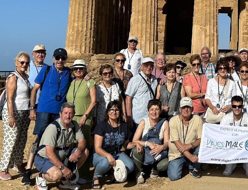 Grupo de Viajes Male ante un templo griego