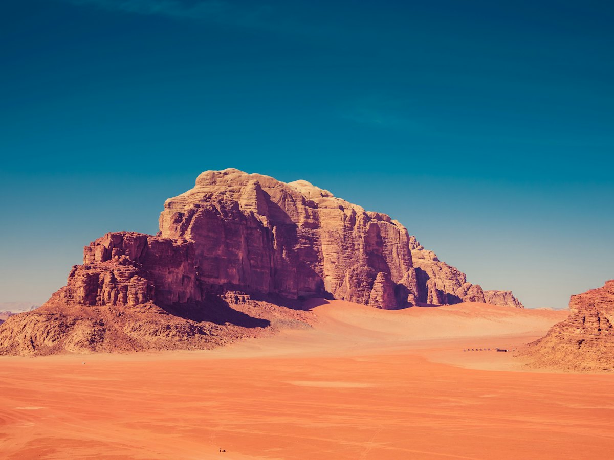Formaciones de roca y dunas en el desierto de Wadi Rum