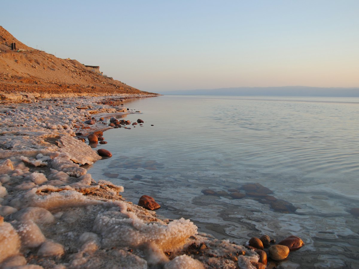 Orilla del mar Muerto al atardecer