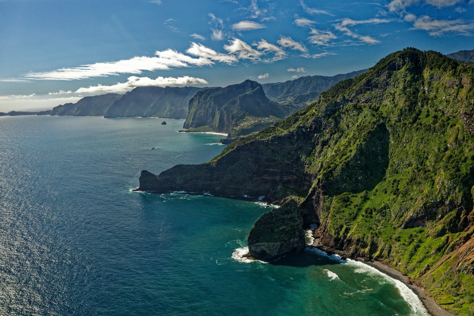 Costa norte de Madeira con montañas verdes sobre el mar
