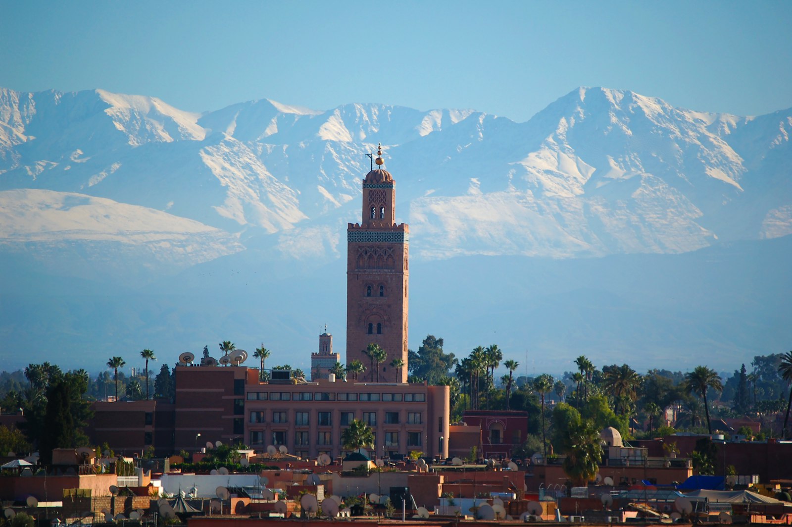 Minarete de la Koutoubia en Marrakech con el Atlas nevado al fondo