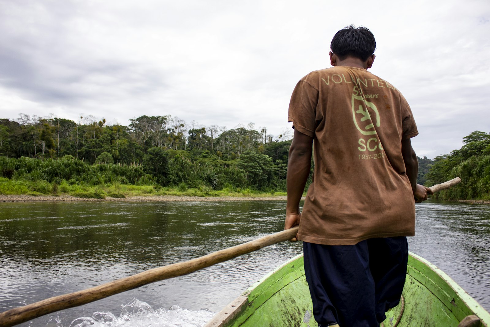 Paseo en barca por un río de Costa Rica