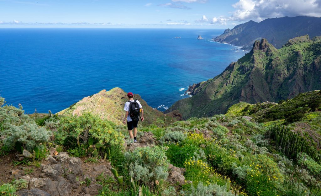 Senderista en la costa de Tenerife con el mar al fondo