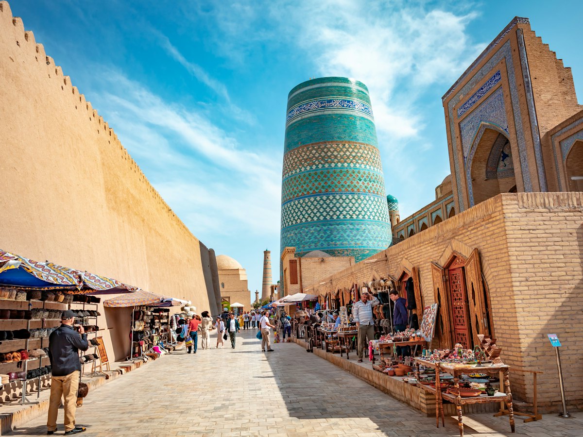 Minarete Kalta Minor en la ciudad amurallada de Khiva