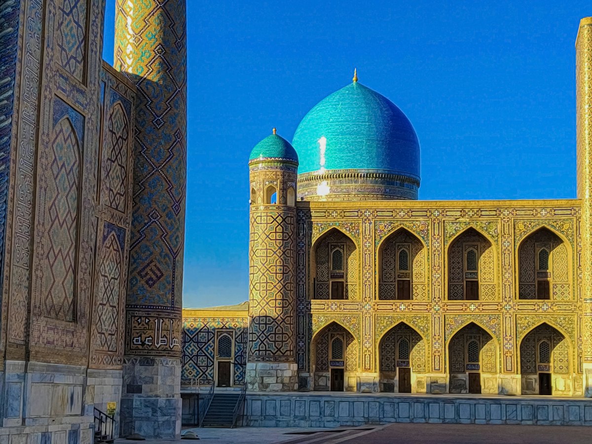 Cúpula turquesa de una madraza del Registán, en Samarcanda