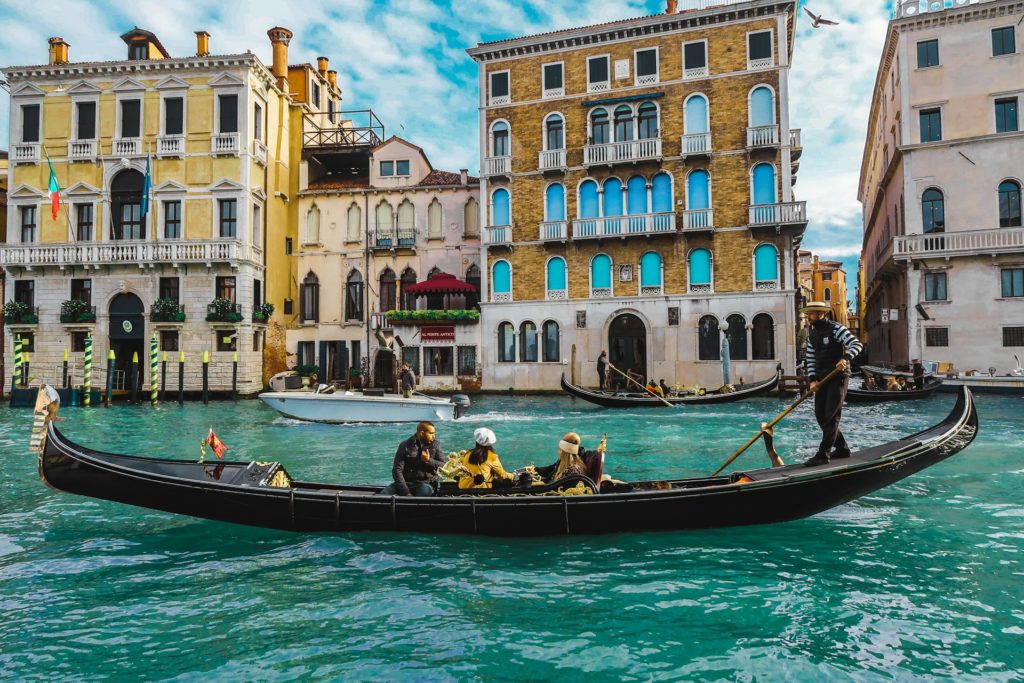 Turistas paseando en góndola por un canal de Venecia