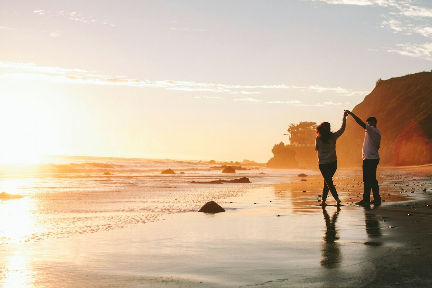 Pareja de recién casados en una playa al atardecer